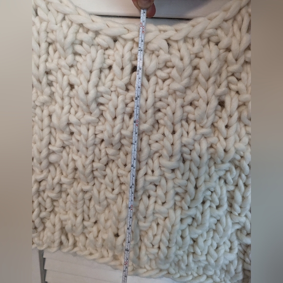 Hand knit crop top - Picture 9 of 10